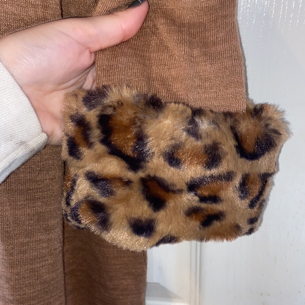 Avenue woman’s off-shoulders leopard cuffs - Picture 5 of 7